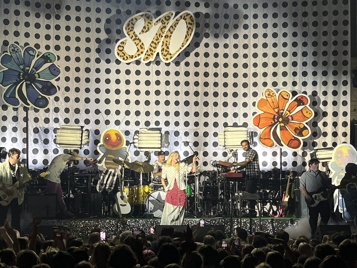 Bij concert S10, die in Paradiso haar eerste optreden geeft sinds het heftige incident met haar tweelingbroer. Lees zo op AD.nl wat ze erover te zeggen heeft.