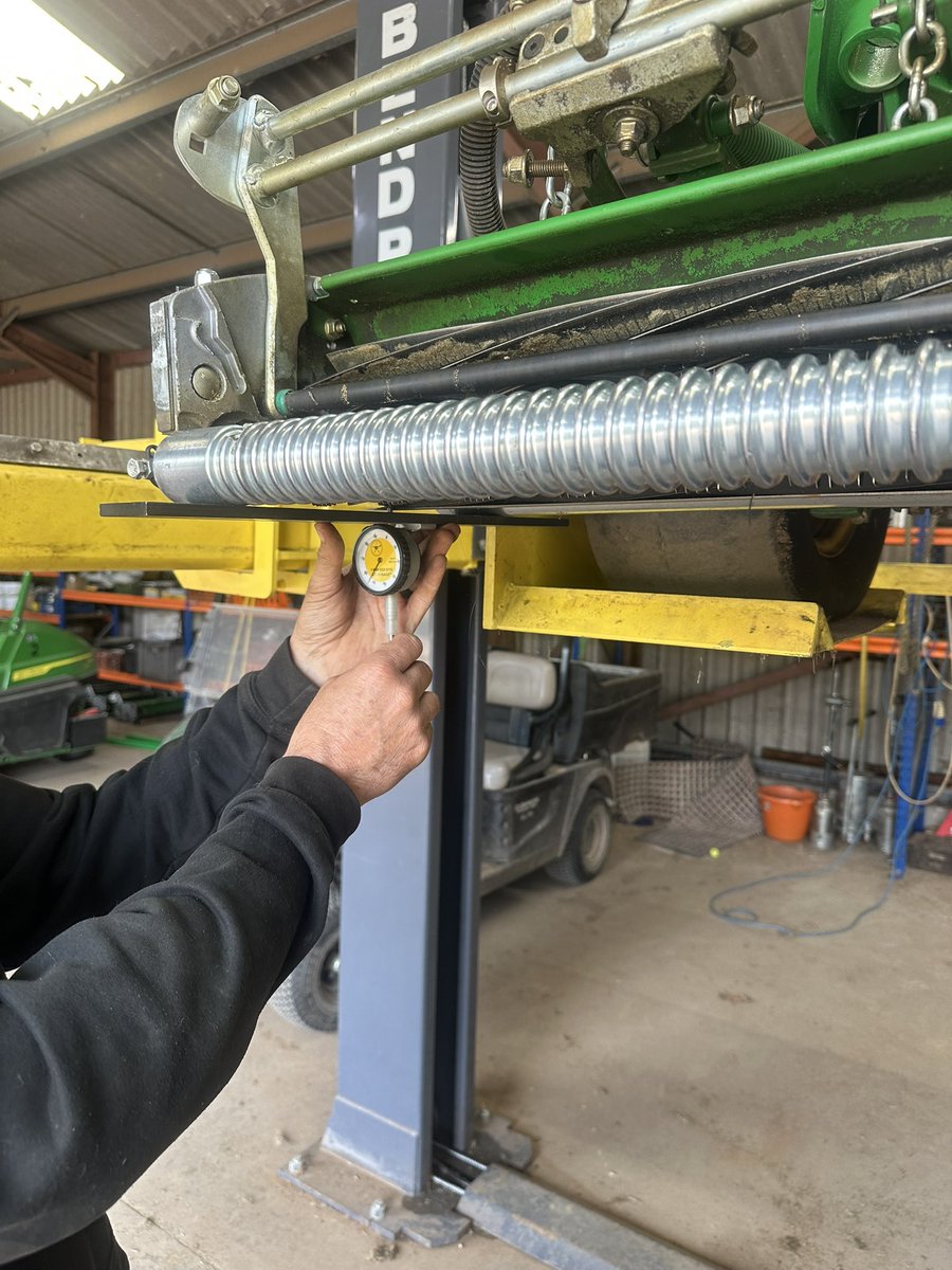 JacobShellis's tweet image. Great to catch up with Course Manager Shaun Bullin at @Hollinwell this morning for a quarterly review of the 2750E units delivered last year.

Full credit to Course Mechanic Ollie Wyllie for the outstanding setup on the QA5 cutting units — over 350 hours on the greens mowers, and…