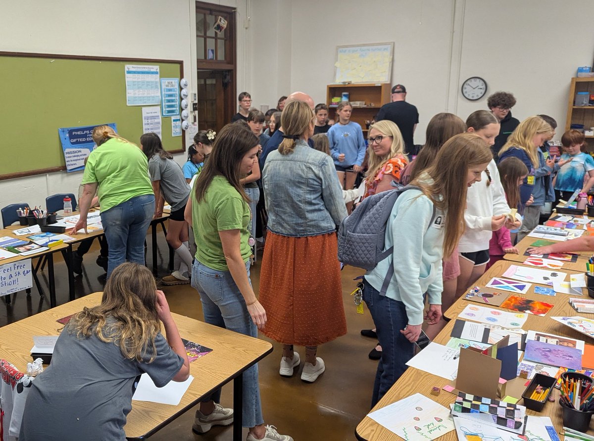 Wow, what a turnout for the #Artspiration Day 3 gallery! <a href="/MannRebeL17/">Rebekah Mann</a> <a href="/PhelpsCenter/">Phelps Center</a>