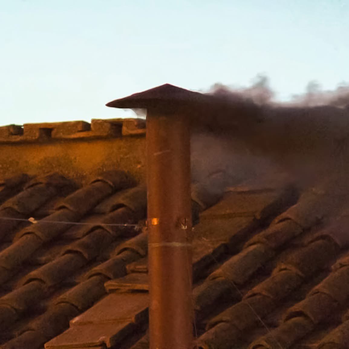 Se realiza la primera fumata siendo el humo de color negro en esta jornada.