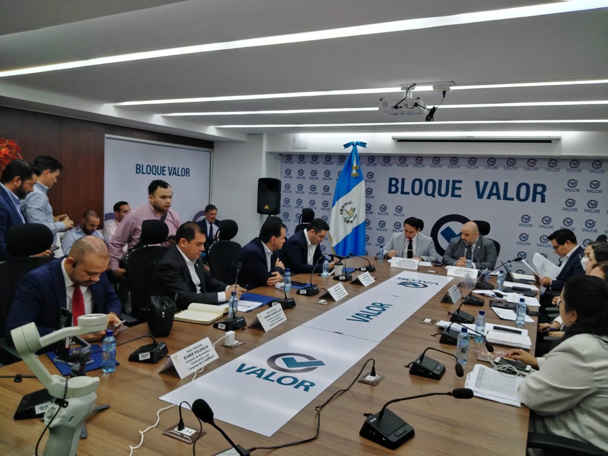 #AhoraLH l La comisión de Economía y Comercio Exterior del Congreso inicia reunión para indagar con autoridades de la Dirección de Regulación, Vigilancia y Control de la Salud.

📷✍️: Joel Maldonado/LH