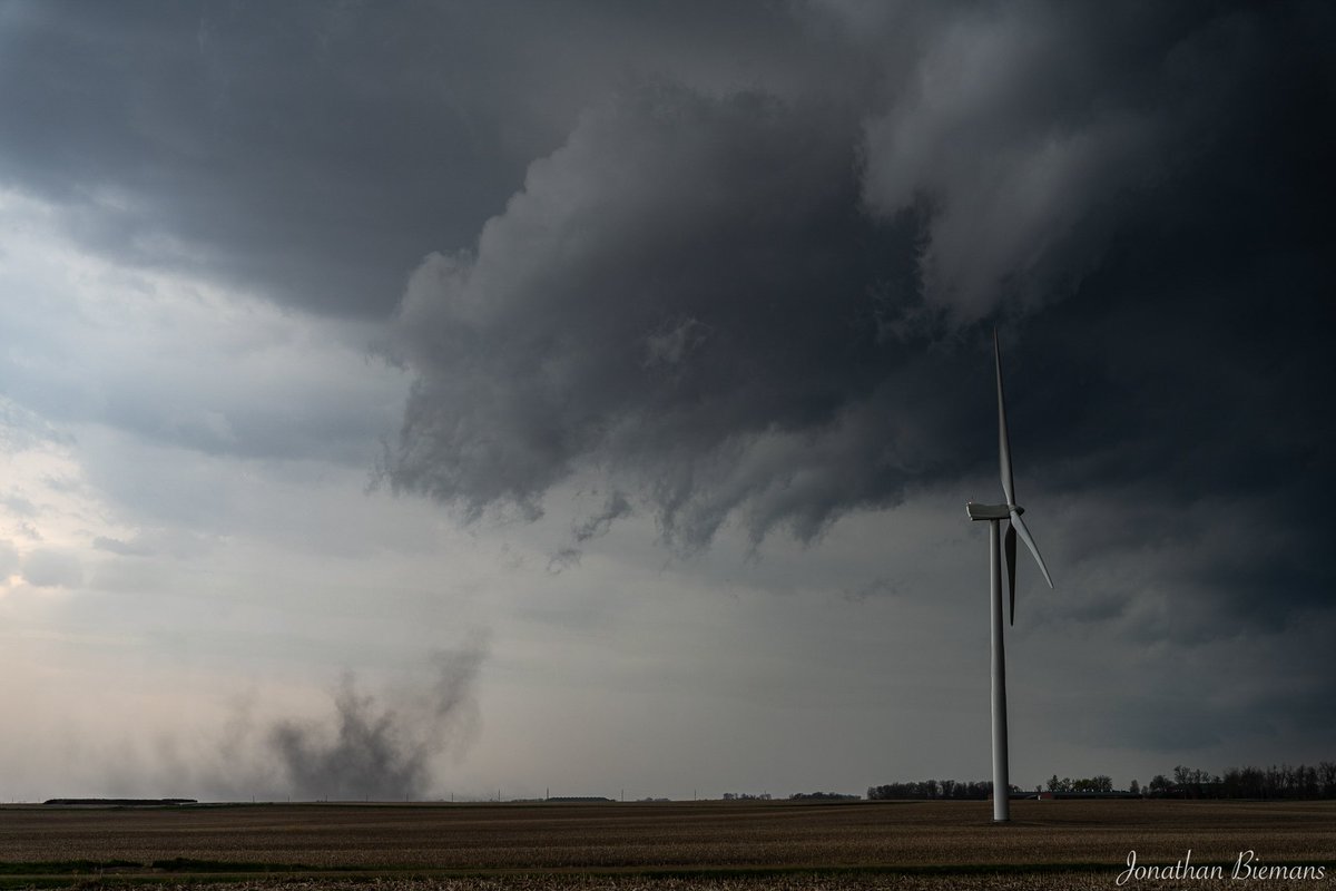 When the storm mode becomes linear and you have strong low level winds you get gustnadoes! 

Algona Iowa,
April 28, 2025

#shelfcloud #gustnado #iawx #severeweather #storm #stormchase #photography