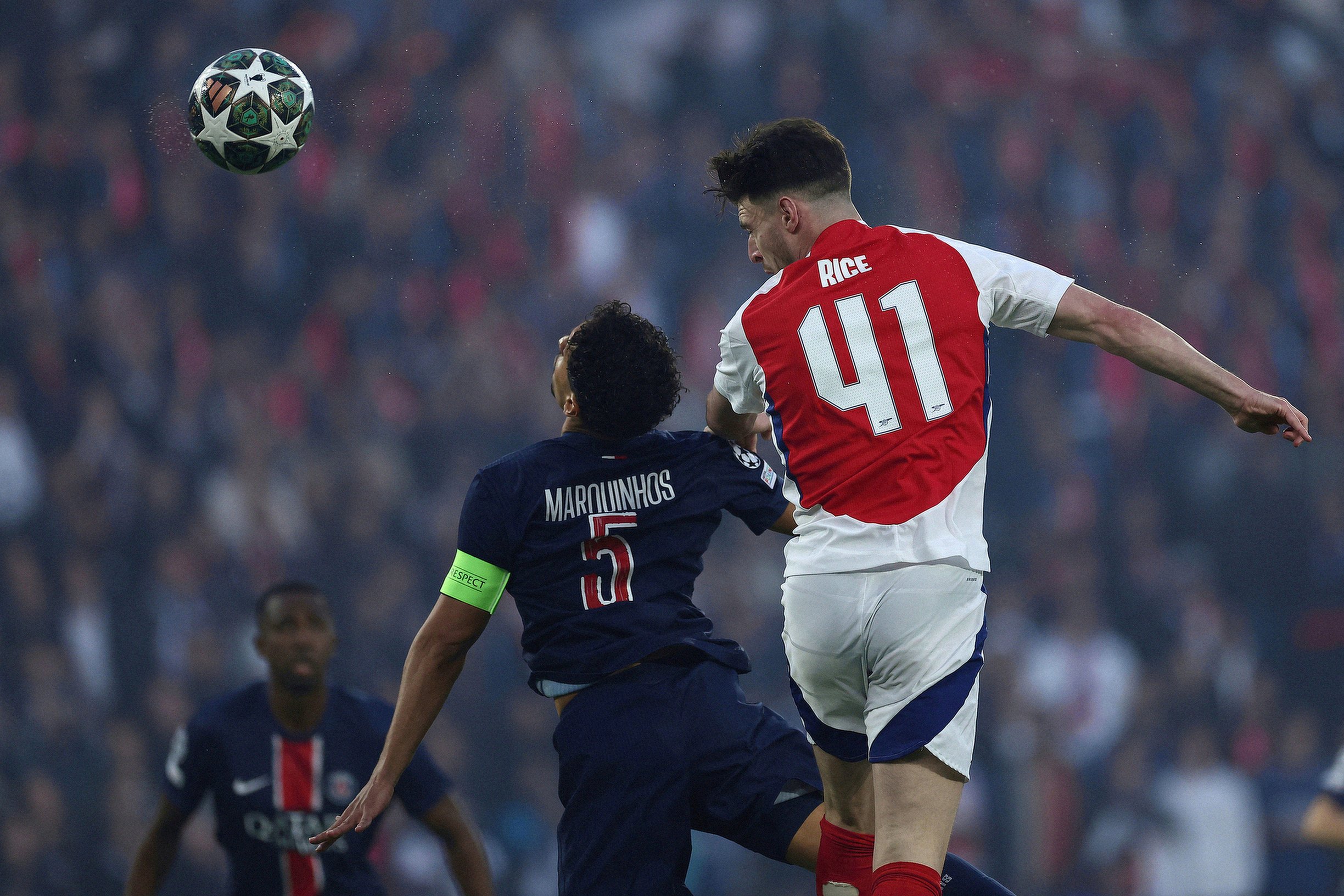 Declarn Rice remata un balón ante el PSG. Fuente: Arsenal en "X".