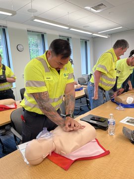 오늘 저희 사고 대응팀 및 교통 관리 센터의 직원들이 CPR/AED 과정을 수강했습니다.