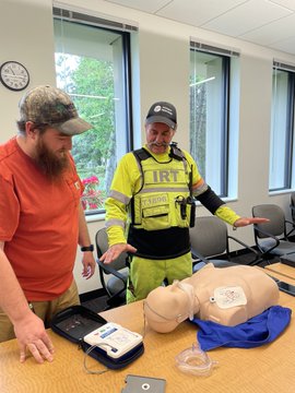 오늘 저희 사고 대응팀 및 교통 관리 센터의 직원들이 CPR/AED 과정을 수강했습니다.