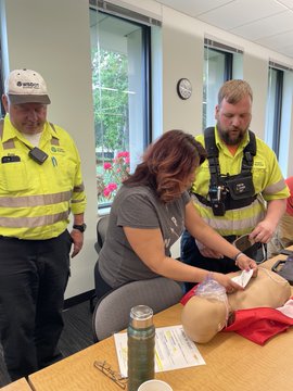 오늘 저희 사고 대응팀 및 교통 관리 센터의 직원들이 CPR/AED 과정을 수강했습니다.