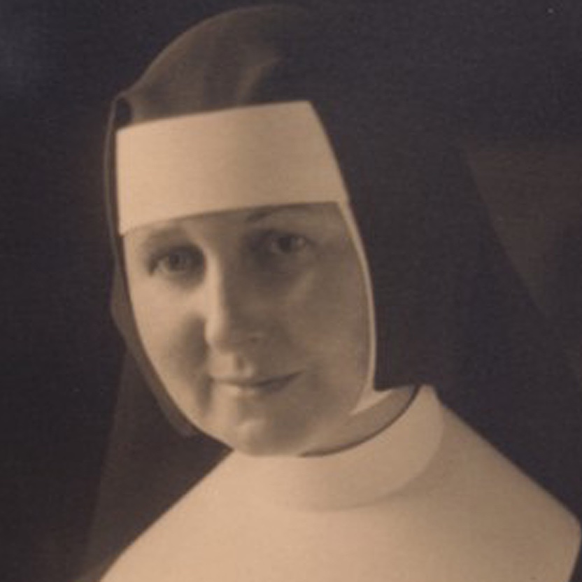 Heute vor 80 Jahren erschoß ein betrunkener russischer Soldat mit einer Maschinenpistole die Ordensschwester Augustina Schumacher. Sie hatte versucht, die jungen Nonnen ihres Klosters vor Übergriffen sowjetischer Soldaten zu schützen. 

Die Ordensgemeinschaft, die Augustina