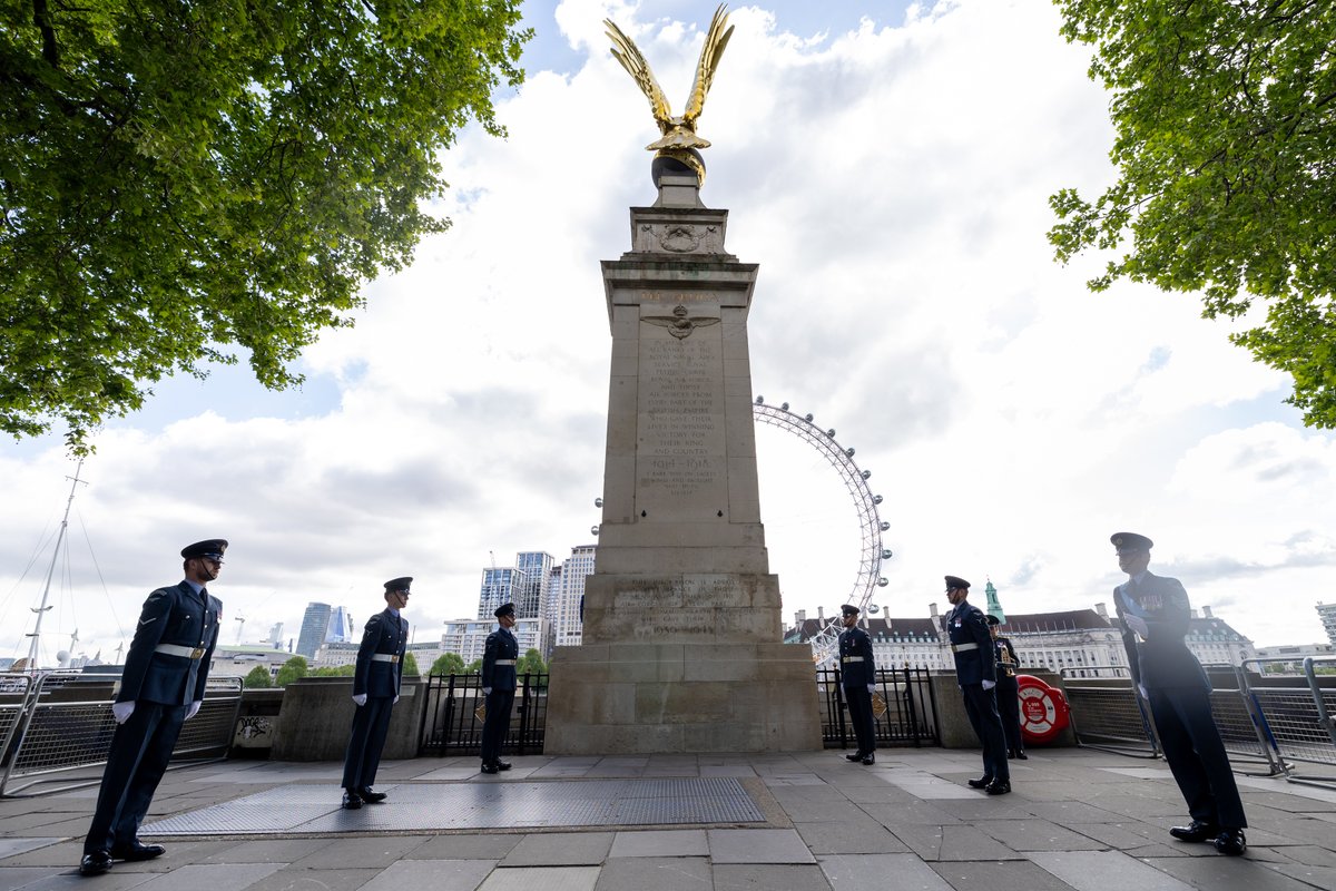 🇬🇧 Air Commodore Alun Roberts &amp; 🇩🇪 Air Attaché Jürgen Haffner honoured fallen airmen of both Air Forces with a wreath-laying ceremony at London's RAF Memorial. A parallel ceremony took place in Germany, attended by the UK Air Attaché. This annual 🇩🇪🇬🇧 commemoration began in 1972.