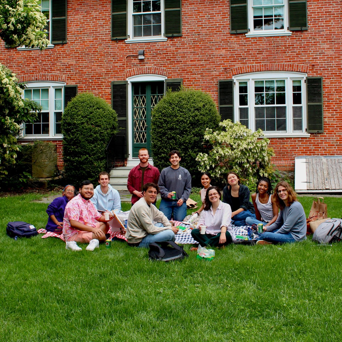 PortugueseBrown's tweet image. Students from POBS 400 enjoyed a picnic in Meiklejohn's verdant backyard on this gorgeous spring afternoon!
#PortugueseandBrazilianStudies #BrownUniversity #LanguageClasses #Spring #Primavera #Picnic