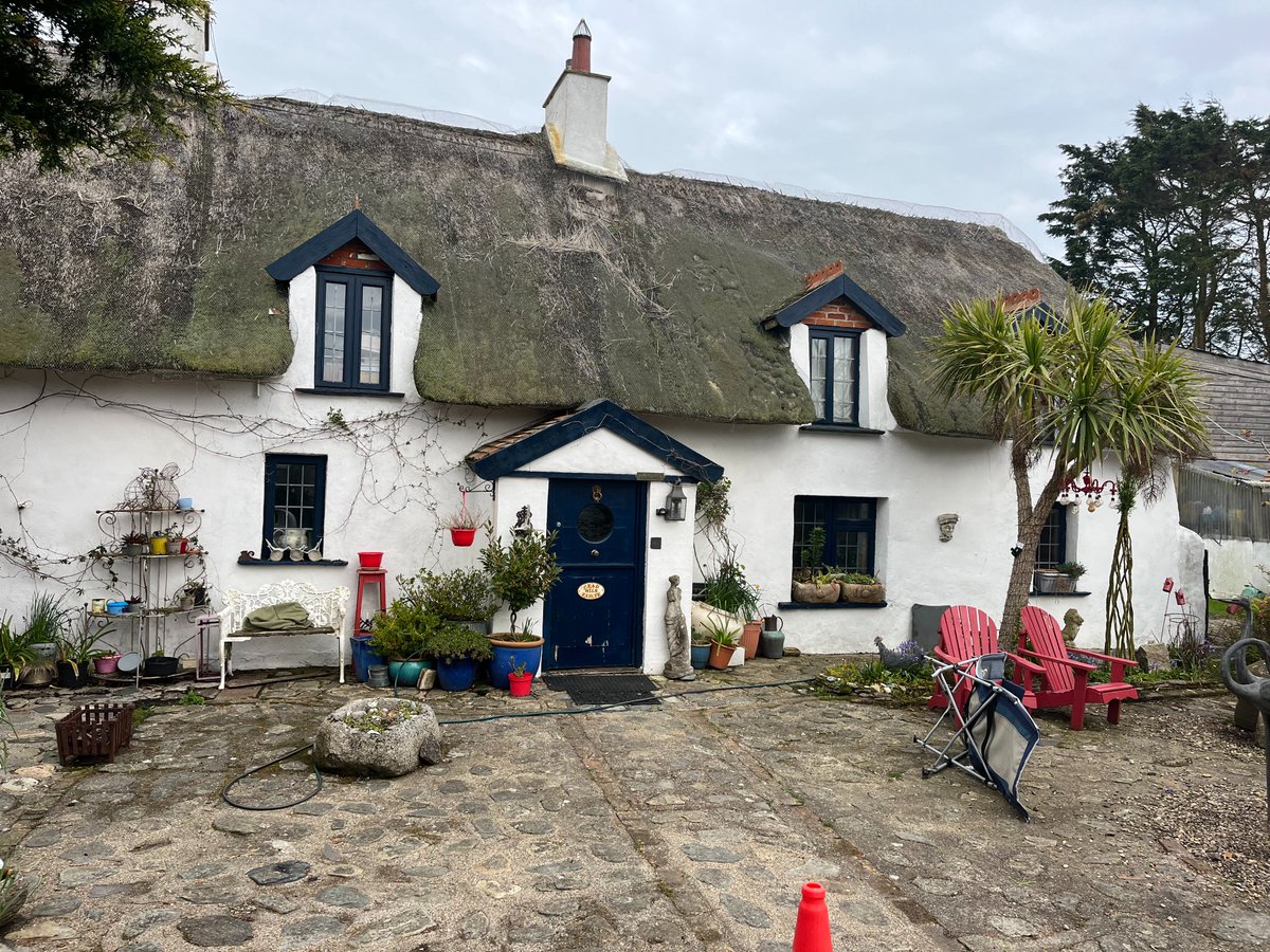 irish_thatch's tweet image. Hey! A #thatch house that I've never seen before. South #Wexford on the road to #kilmore quay. The thatch is interesting because the line on both sides of the chimney is a different hight, as also are the ground floor windows. I suspect it was a dwelling and a byre. It's lovely.
