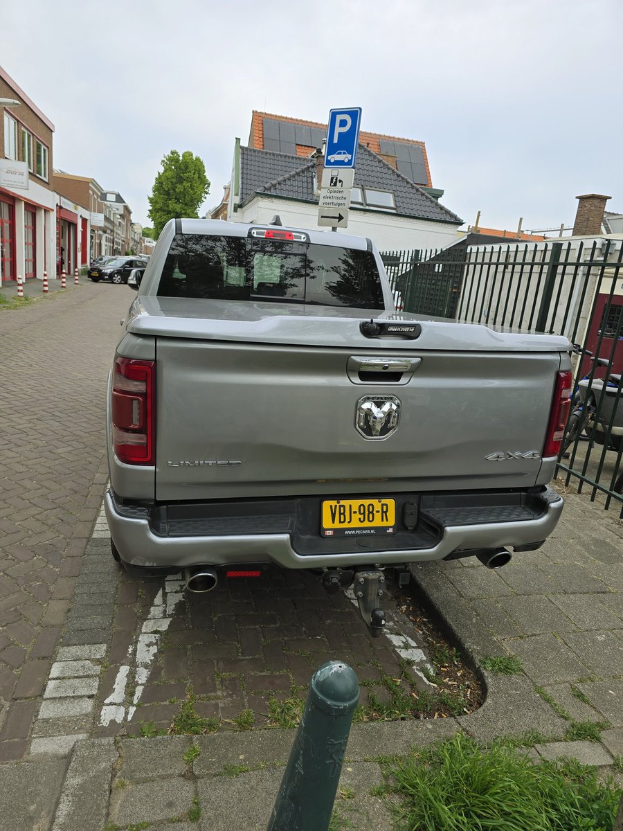 Deze is dus niet electrusch, maar staat wel op een laadplek.
Aso met een asobak. 
#buitentuinen
#denhaag
#tractor
<a href="/POL_DenHaag/">Politie Eenheid Den Haag</a>