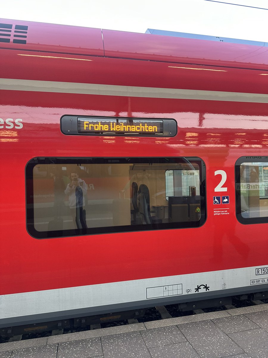 juanfernandoet's tweet photo. Die DB(@DB_Presse)  wünscht uns allen schon ein frohes Weihnachtsfest! 🎄🎁 #SummerIsComing https://t.co/hcQt1nl6ug