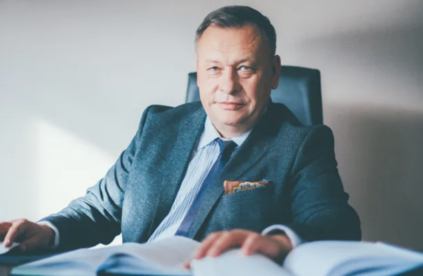 🔥 KRÓL OFFSHORU I BUŁGARSKI KLAN! 🔥
Tajemnicza Izba, miliony bez cła i dyplomatyczne immunitety — odsłaniamy labirynt, w którym legalny biznes styka się z mrokiem przestępczego podziemia!

PREZES W TRZYDZIESTOMILIONOWYM GARNITURZE
Warszawski adres przy Kopernika 30 to tylko