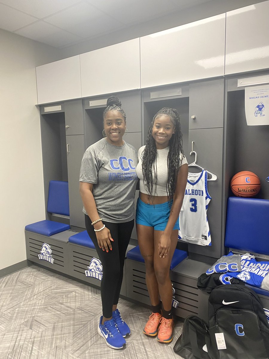 mariahcrowell99's tweet photo. Had a great visit @warhawkwbb #Committed  #letsgowarhawks  can’t wait to get to work with @Candace_Byrd1 🤍💙🤍💙🤍 https://t.co/zAP6dFpkUi