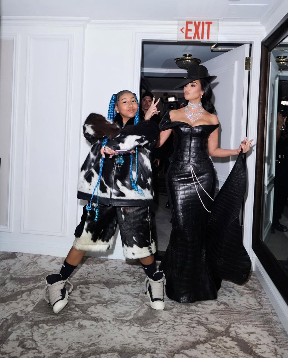 KIMKFORMATION's tweet image. 📷| BTS: @KimKardashian teams up with North West before the 2025 Met Gala.