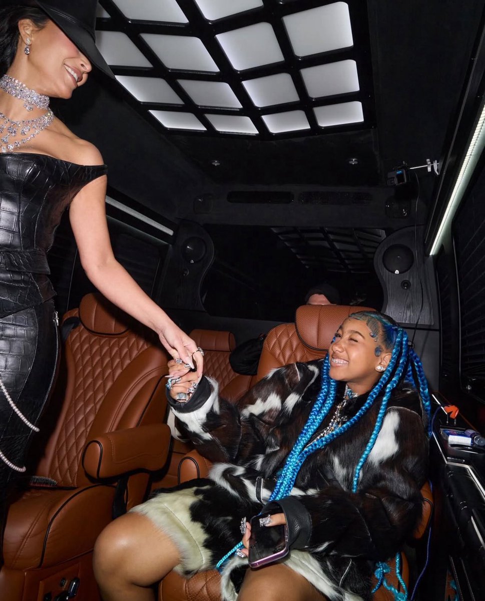 KIMKFORMATION's tweet image. 📷| BTS: @KimKardashian teams up with North West before the 2025 Met Gala.