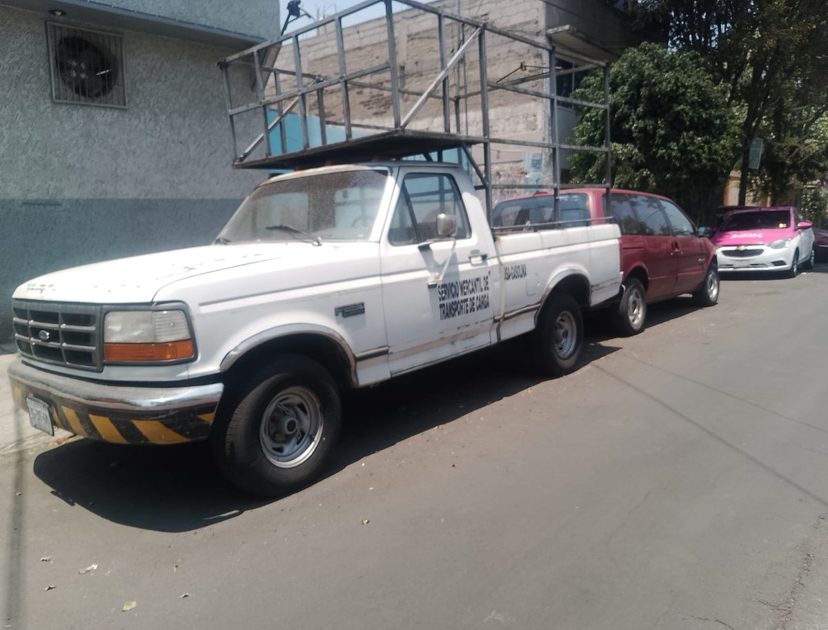 Nos apoyan con el apercibimiento de esta camioneta por favor.
Esta en calle 9 #1613 
Colonia Aguilera 
#ZV5
<a href="/C5_CDMX/">C5 CDMX</a> <a href="/OVIALCDMX/">OVIAL_SSCCDMX</a> <a href="/PabloVazC/">Pablo Vázquez Camacho</a> <a href="/SSC_CDMX/">SSC CDMX</a> <a href="/UCS_GCDMX/">Unidad de Contacto del Secretario SSC CDMX</a>
