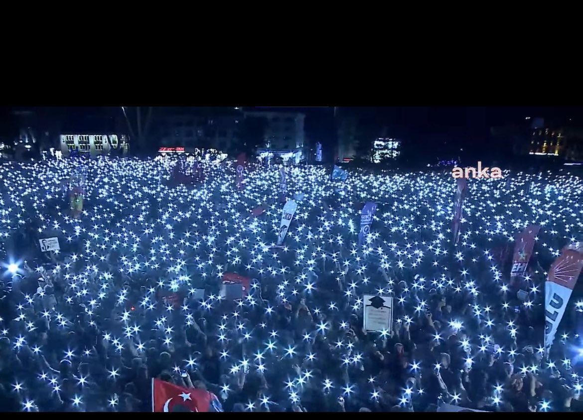 AKP iktidarı tam da kendisine yakışanı yapıyor ve #BeyazıtMeydanı’nı karartıyor… Ve karanlığa inat gençler yıldızlar gibi parlıyor🌟