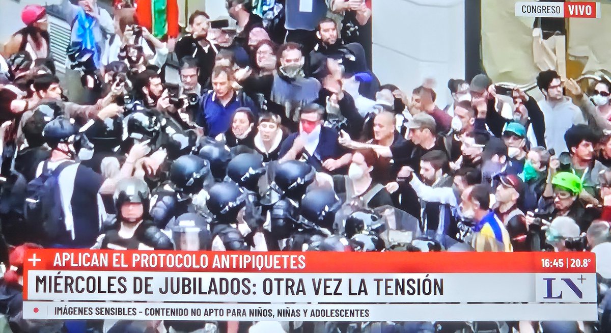 Ayúdenme a entender #Argentina 🇦🇷 (si es que se puede): #Ahora en #BuenosAires (entre Rivadavia y #Callao) una manifestación de "jubilados", pero están encapuchados, encabezados por un cura villero y con banderas de #Palestina . 🤌🤌🤌