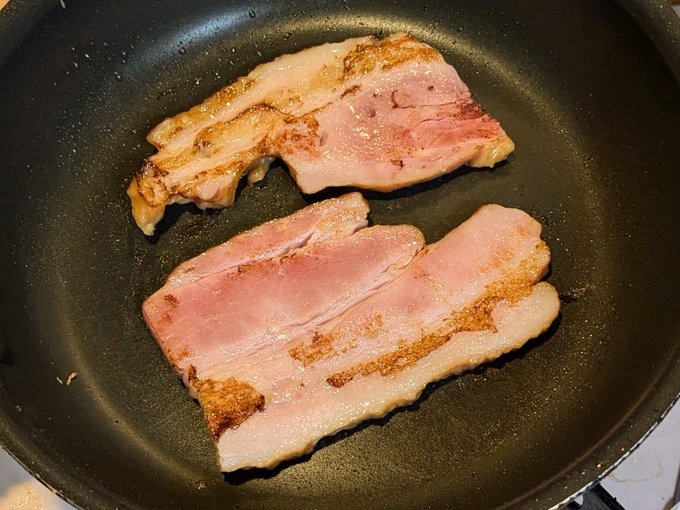 厚切りベーコン焼いてる 