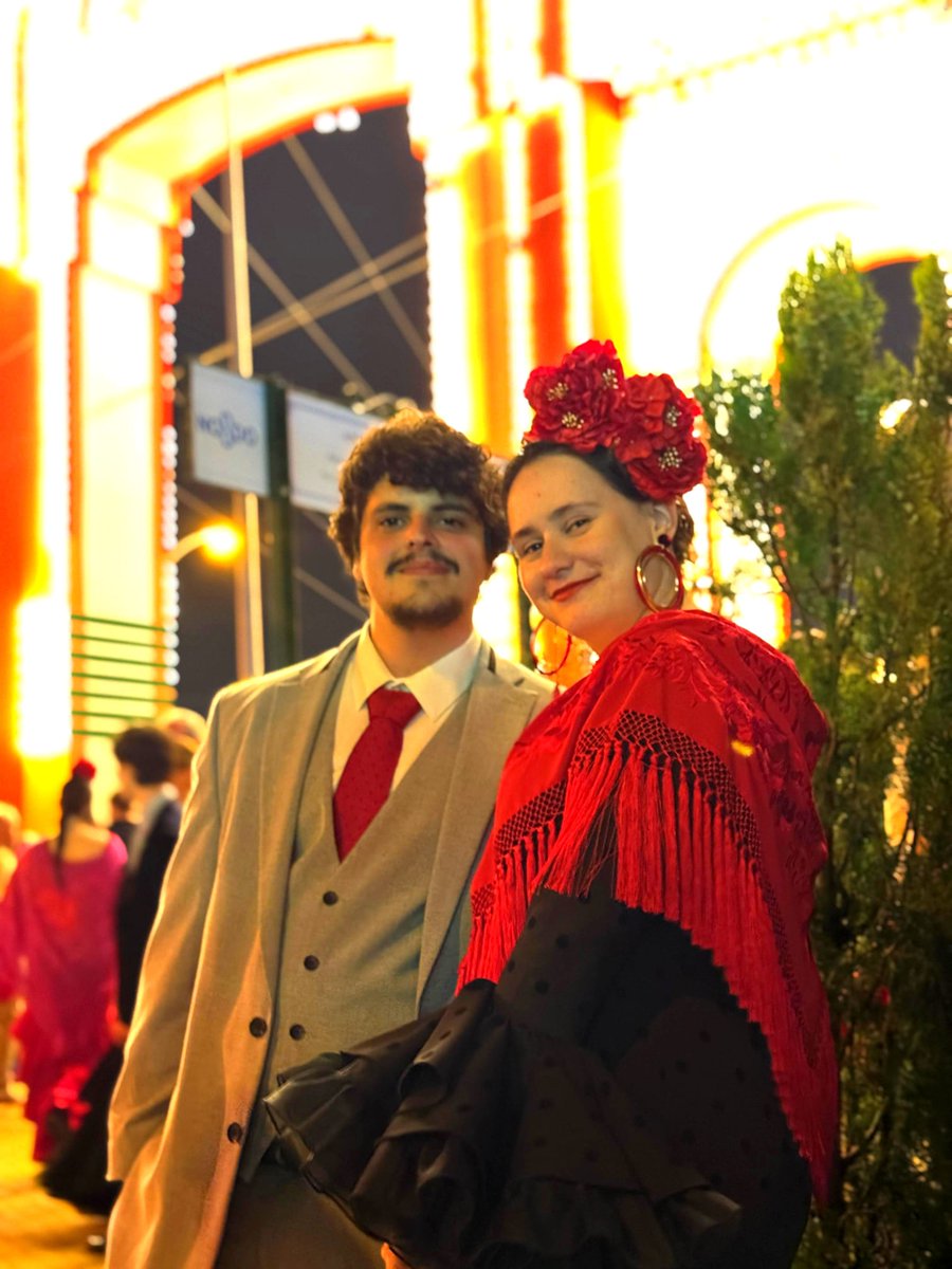 Enrique_271's tweet photo. Como diría Perro Sanxe: Soy un hombre profundamente enamorado. VIVA LA FERIA Y VIVA MI NOVIA https://t.co/aa1guiCSQB