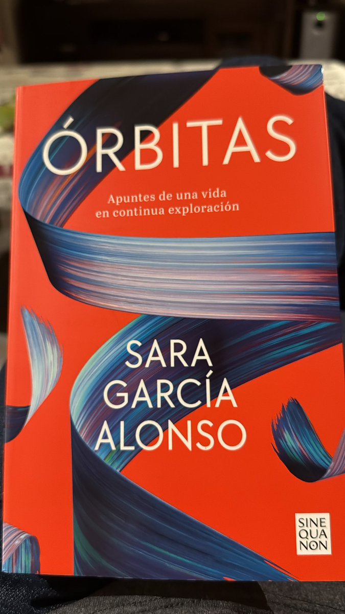 Qué maravilla de libro <a href="/Astro_SaraG/">Sara García Alonso</a> . Cuántas referencias, cuántos sentimientos y cuántas anécdotas en cada una de esas órbitas. Todavía estoy impactado por el cuento de los cupones del supermercado y emocionado por el relato de “El proceso”. Enhorabuena Sara!!