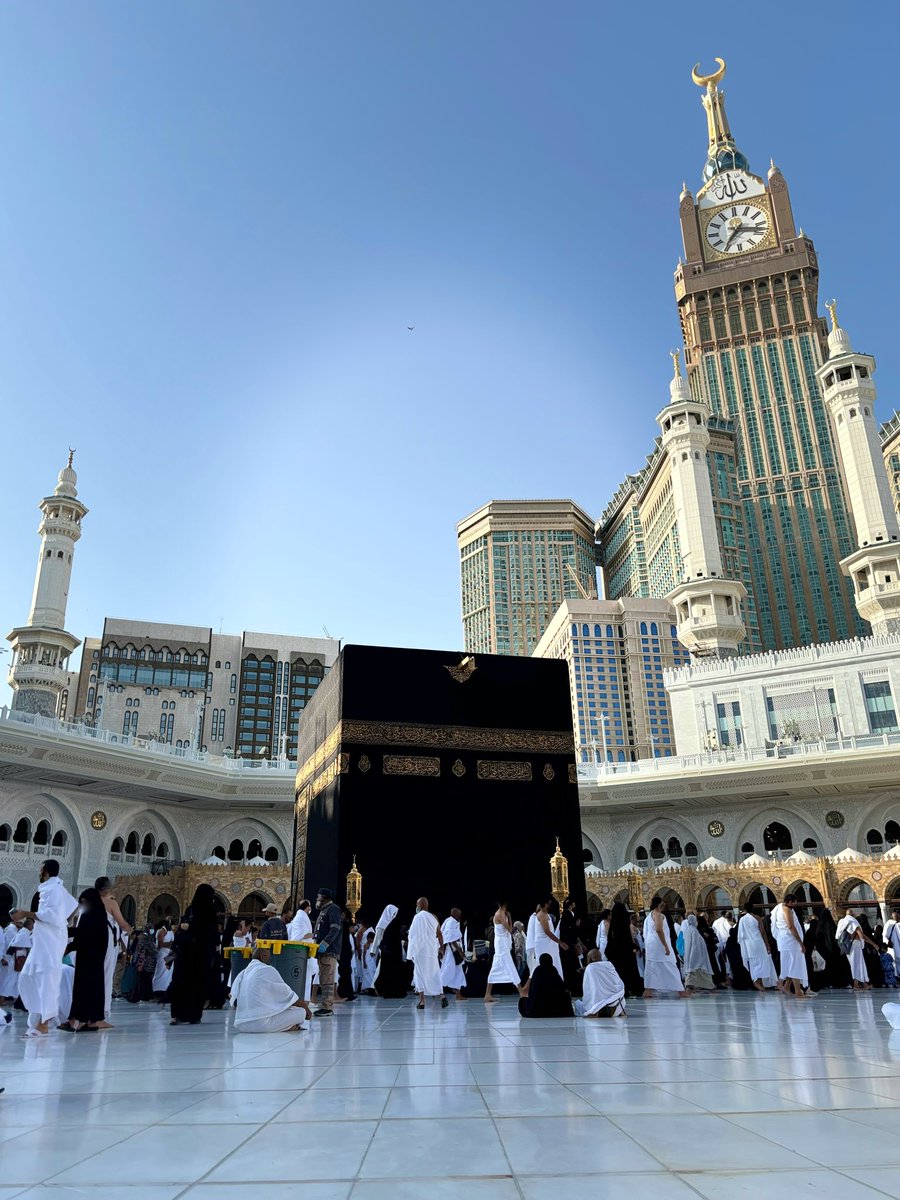 Sulghr's tweet photo. «ورُبَّةَ جَدبٍ حاقَ بالقلب مرَّةً
فناديتُ آمالي لهُ فاستَهَلَّتِ»

الحمدلله كثيرًا..🩵 https://t.co/EFRigRqDLH