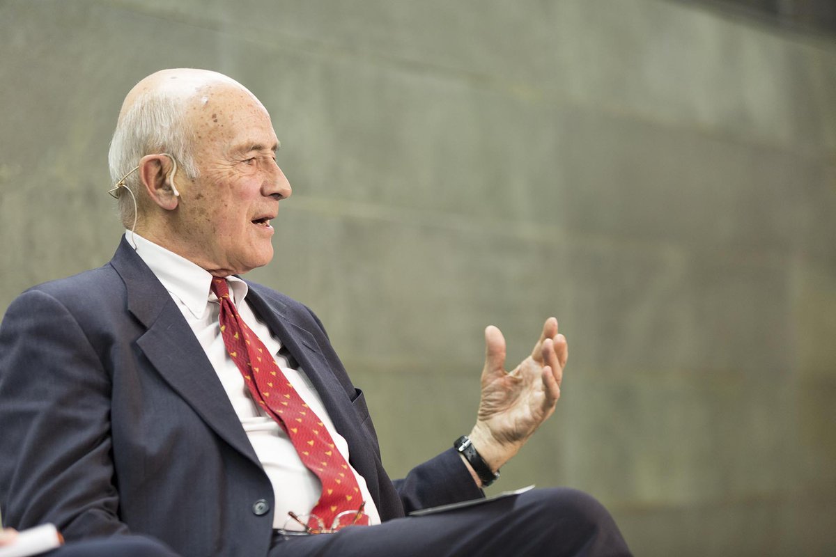 Joseph Nye fue uno de los académicos más importantes del siglo XX y XXI en materia de Relaciones Internacionales. ¿Quién era y como pensaba? Va hilo: