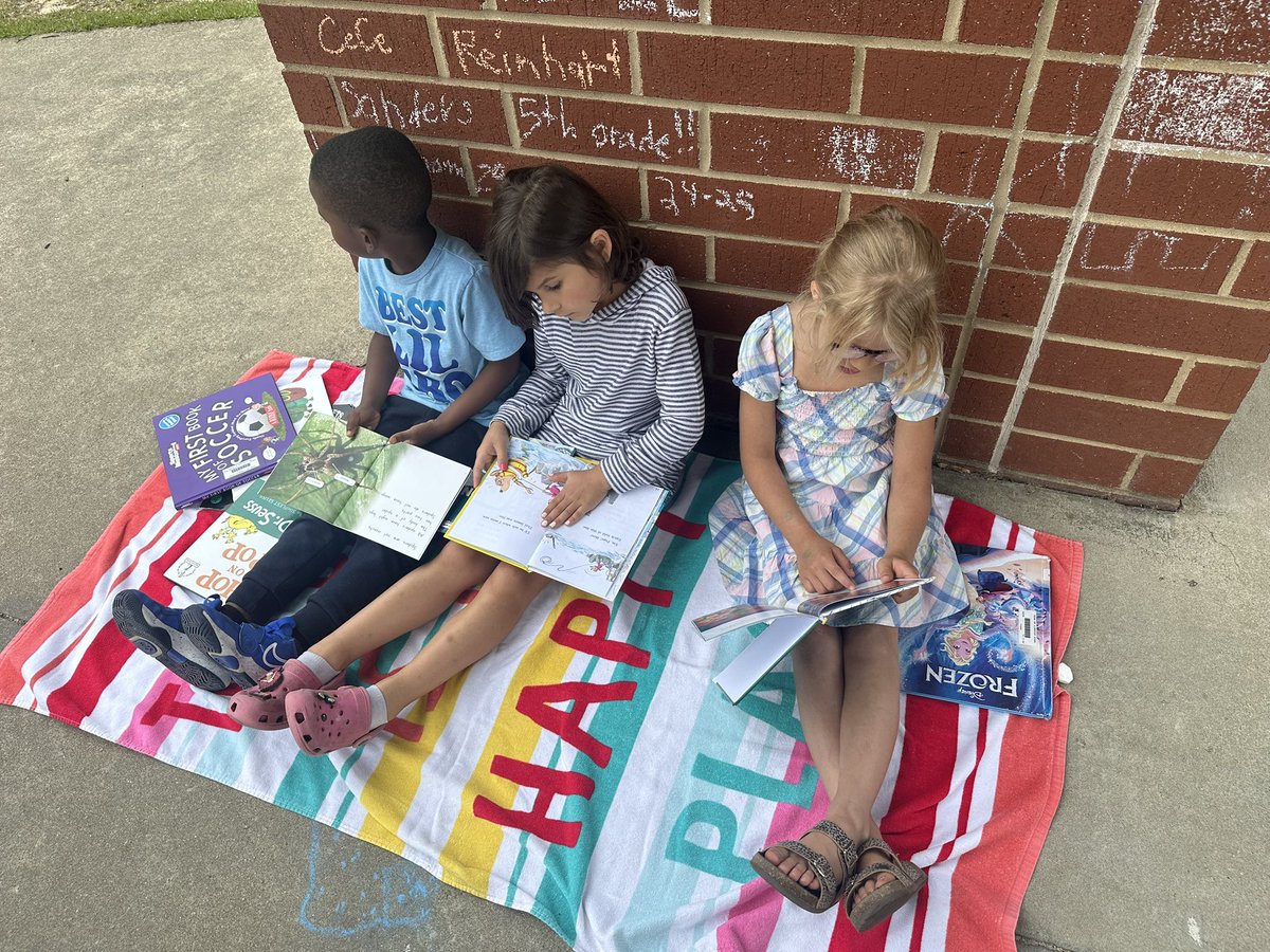 MsPoteat14's tweet image. O is for Outside Reading and Oreos! 🌳☀️📖