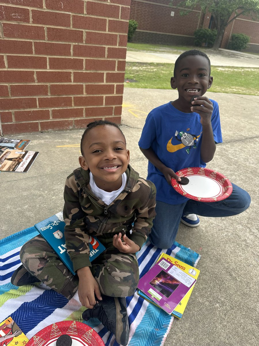 MsPoteat14's tweet image. O is for Outside Reading and Oreos! 🌳☀️📖