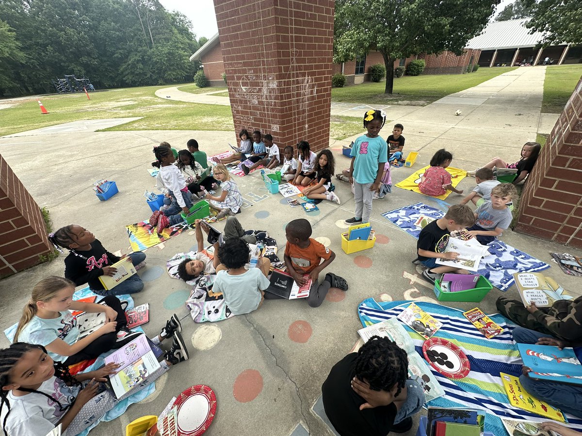 MsPoteat14's tweet image. O is for Outside Reading and Oreos! 🌳☀️📖
