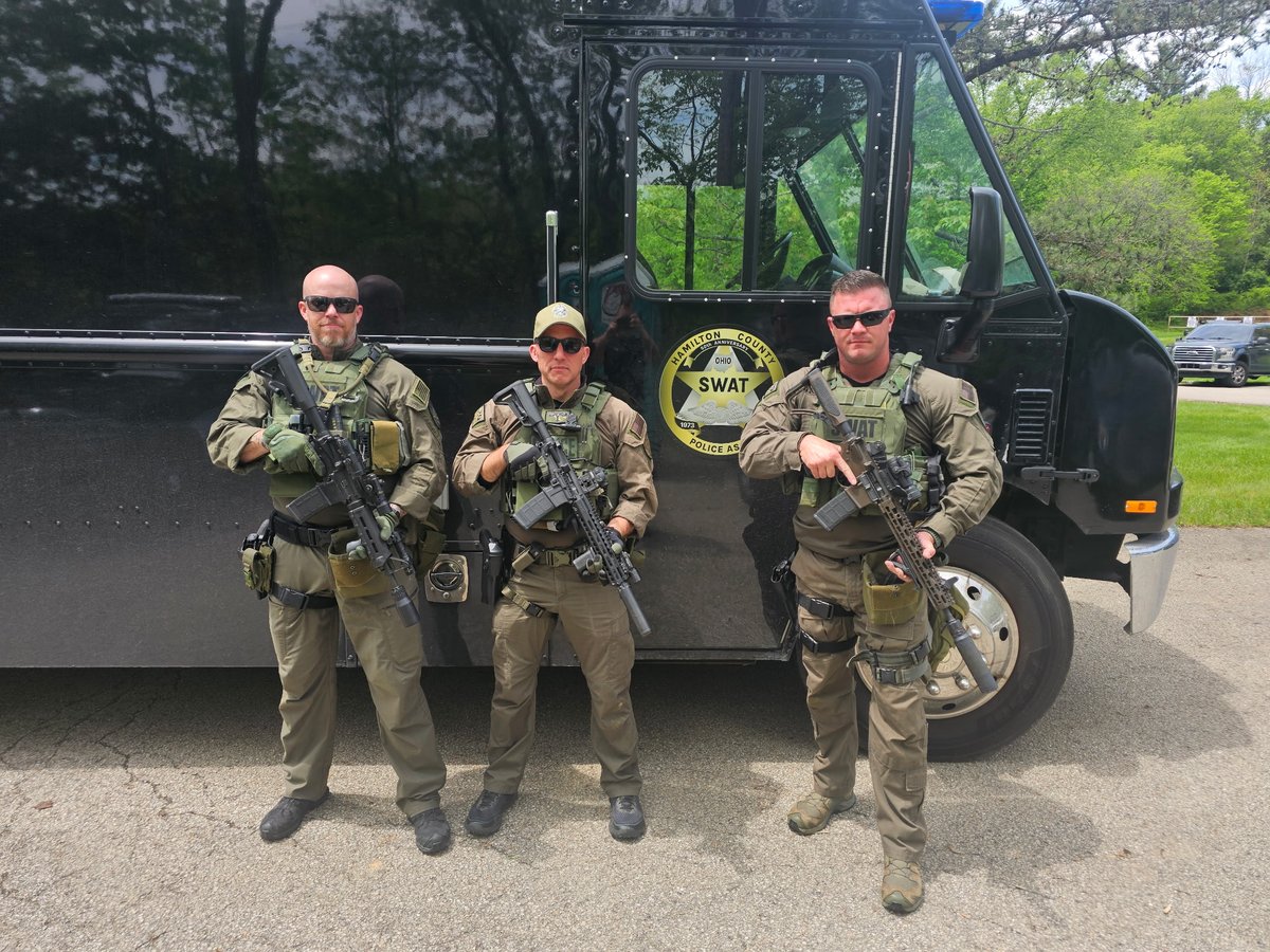 BlueAshPD's tweet image. Three of our best!  
In addition to keeping Blue Ash safe, these guys take decades of military and SWAT experience to the HCPA SWAT, protecting all of Hamilton County.  Thanks to PO Jason Asbury, PO Eric Bolser, and Detective Sergeant Mike Jackson for your service!