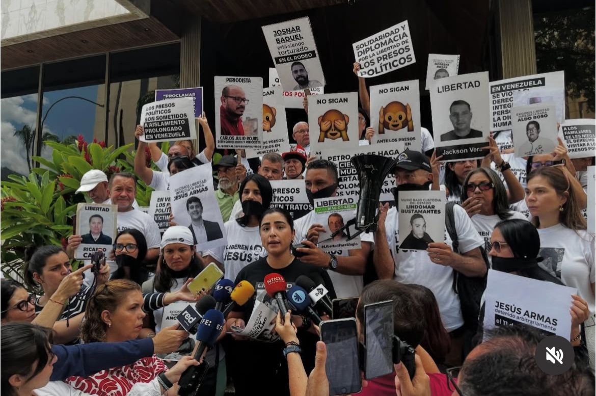 <a href="/oveprisiones/">Observatorio Venezolano de Prisiones</a> logró que la Comisión Interamericana de Derechos Humanos (CIDH) otorgara medidas cautelares en beneficio de Aurora Carolina Silva de Superlano y sus dos hijas, menores de edad, tras considerar que se encuentran en una situación de gravedad y urgencia.

Aurora Silva