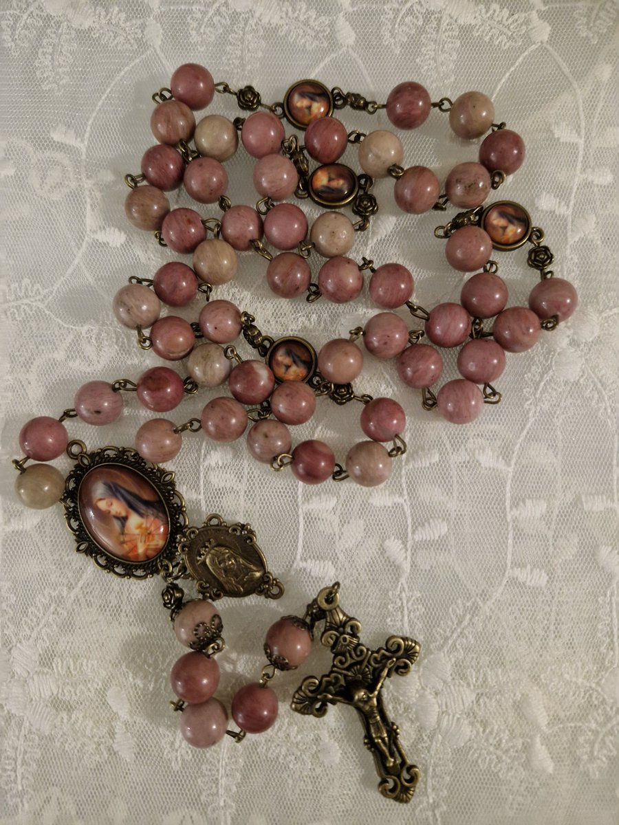 SCRosaries's tweet image. I am giving away this beautiful, sturdy, and quit heavy rosary of our gracious Mother Mary. Just comment down below and follow me in order to win! 🌹 ✨️ 
The winner will be chosen next Wednesday.