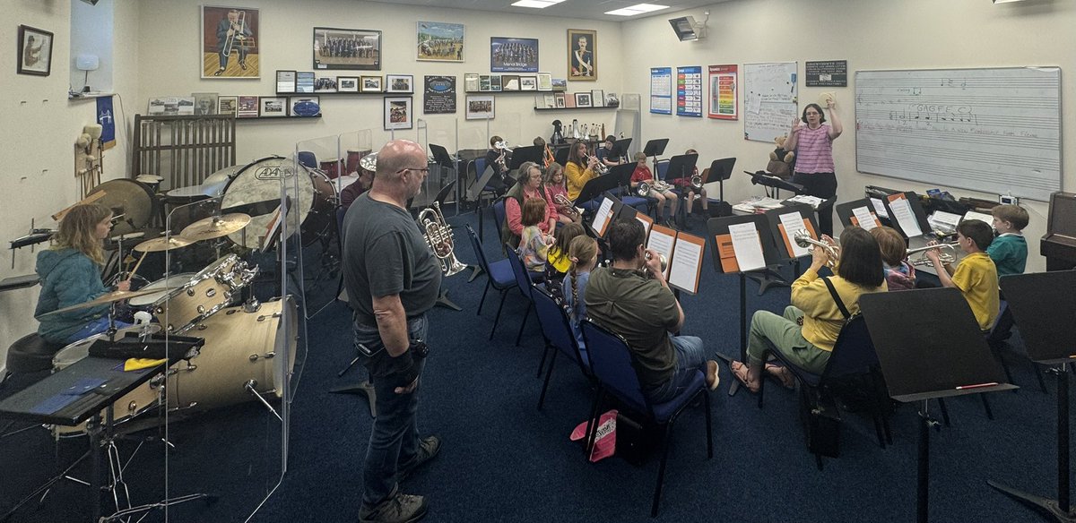 Band Bach yn ymarfer darnau ar gyfer perfformiadau'r haf heno! Swnio'n wych hefyd

Band Bach rehearsing pieces for the summer performances tonight! Sounding great too