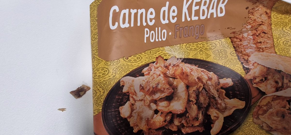 almigamon's tweet photo. Hola @Mercadona para los que dicen que vuestra carne de kebab no es carne, aquí os dejo la muestra. Si no fuera carne, no podríamos encontrarnos un hueso como este.😅 https://t.co/TtSstVSLOQ