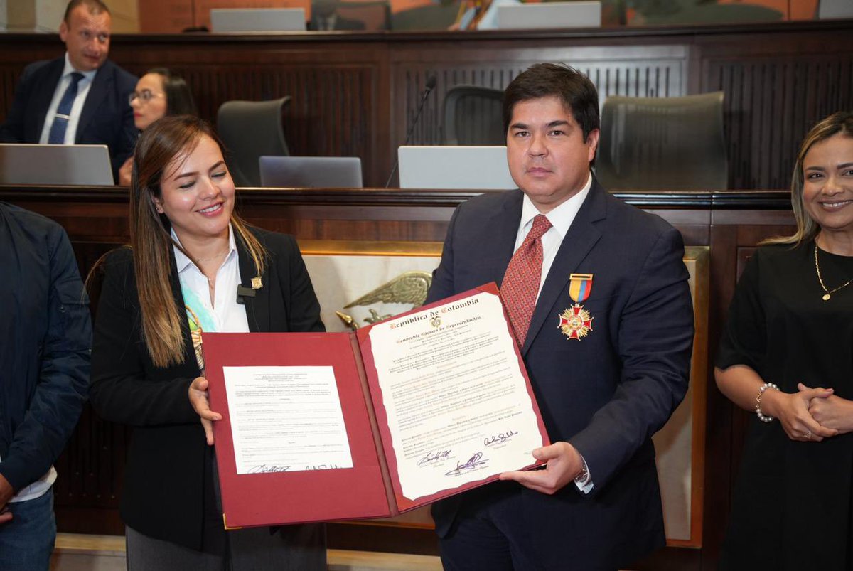 EmbajadaEcuCOL's tweet photo. El día de hoy la representante a la @CamaraColombia @luzpastrana impuso al embajador @ArturoFelixWong  la condecoración “Orden Dignidad y Patria”, en reconocimiento a su comprometida labor en beneficio del fortalecimiento de las relaciones bilaterales entre 🇪🇨y🇨🇴. https://t.co/TFC60LQH2k