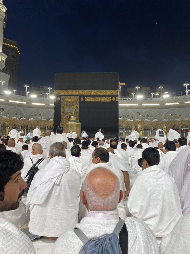 No_one_1994's tweet photo. وإني ياربّ عبدٌ تائه، أتخبط بين كروب الدّنيا بعجز المُكبّل، لطالما تُضيّق عليّ خناقها، إنني أسير وأنا أحمل ما تبقى من صبري، لا أعلم وجهةً أُوَليها، ولكني أعلم أنك ربّ المُستضعفين وربّي،لستُ أعلم مآلات الطريق، ولكني أعلم أني أحبوا إليكَ بروحٍ خاشعةتحذر الآخرةَوترجوا رحمتك. https://t.co/lAYNszOuuJ