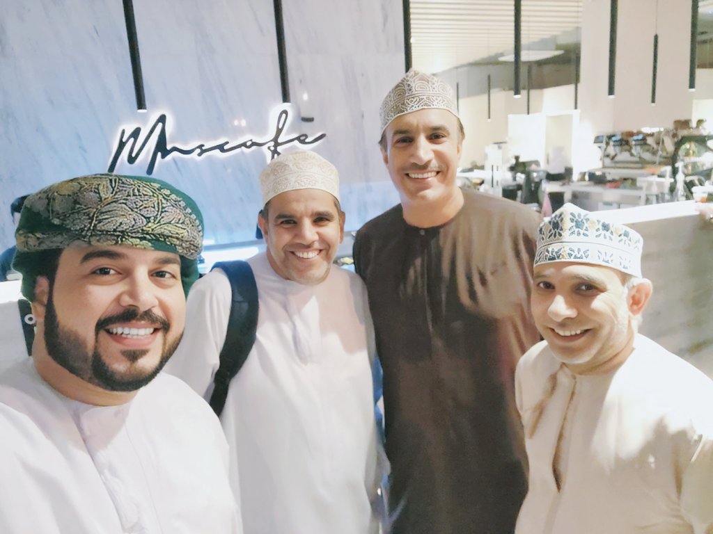 جلسة مسقطية مسائية بهيّة جمعتنا بكوكبة علماء الفكر والمعرفه،الدكتور علي الريامي <a href="/AliAlriyami366/">Ali Alriyami</a> رئيس قسم التاريخ، والدكتور سعيد السيابي <a href="/saidalsiyabi_/">د.سعيد بن محمد السيابي</a>
عميد المسرحيين، والدكتور نبهان الحراصي <a href="/Lip07nah/">نبهان الحراصي</a> عميد كلية الآداب والعلوم الاجتماعية س، بمثل هؤلاء نفاخر ونعتز.
#عمان_صوت_السلام