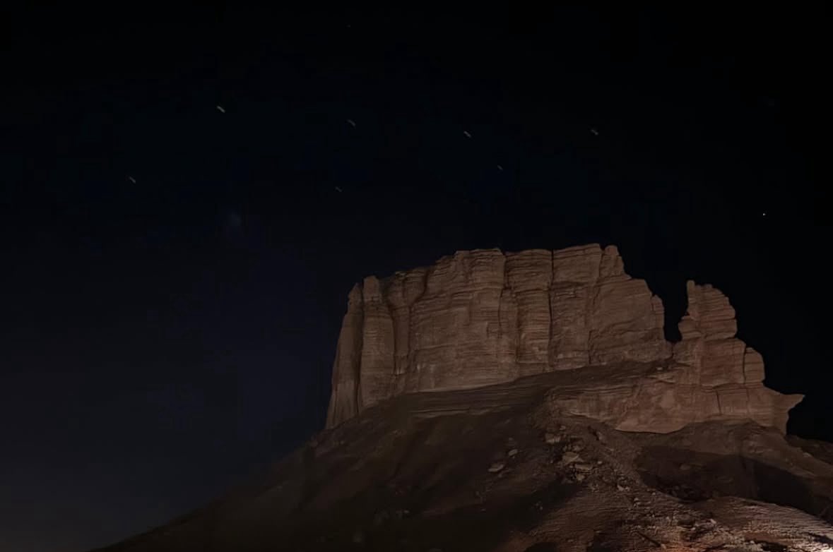 تغفين … و انادم خيالك منادم 
اعيش في حسنك واعدد محاسنك

حواء وطنها ضلع واحد من آدم 
وانتي ضلوعي كلبوها مواطنك