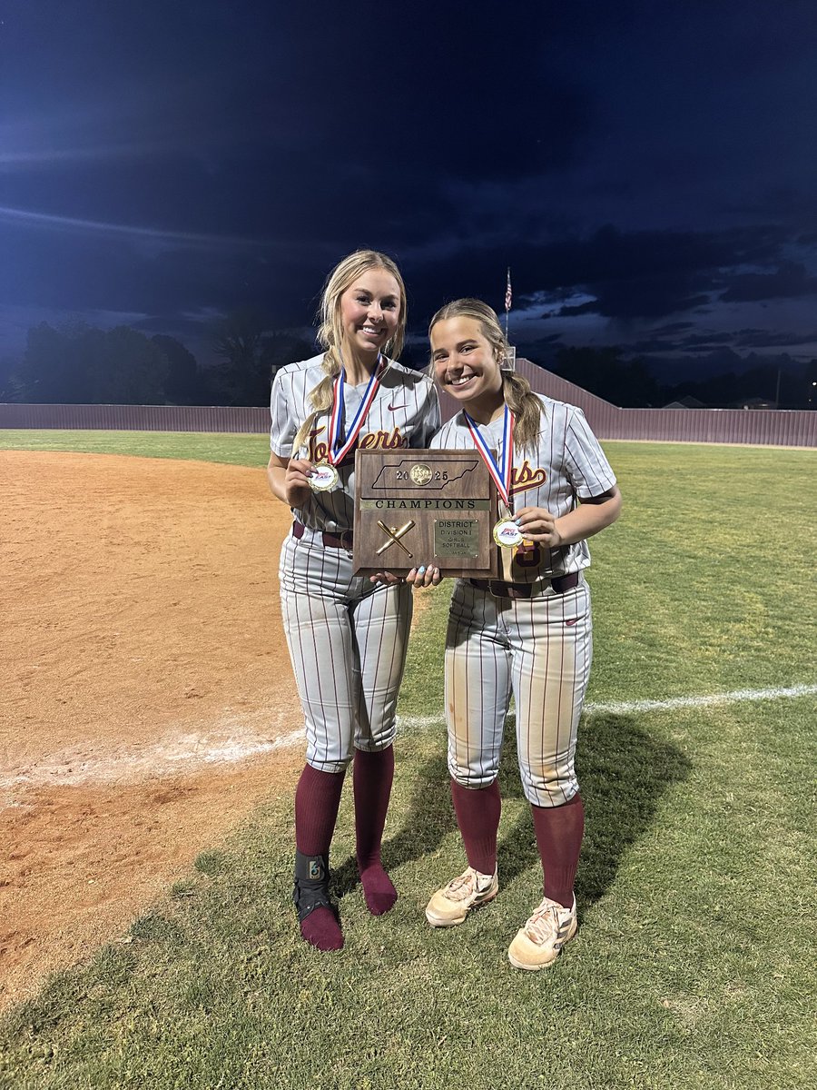 FirecrackersTN's tweet image. Congratulations @SHToppersSB District 1 4A Champions! Also, big time congratulations to Firecrackers @Reagan18FCTN, @annabelle_eanes, and @KayleeOler.

All Tournament Team 
Reagan Carroll
Annabelle Eanes 
#TopperSoftball #FirecrackerSoftball 🎩🥎🧨🥎