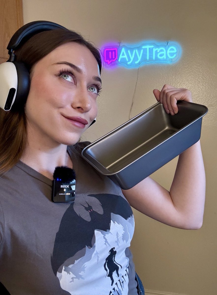 Baking bread for the first time LIVE! 

Come hang out 🥖
(We’re also making pickles)

twitch.tv/ayytrae