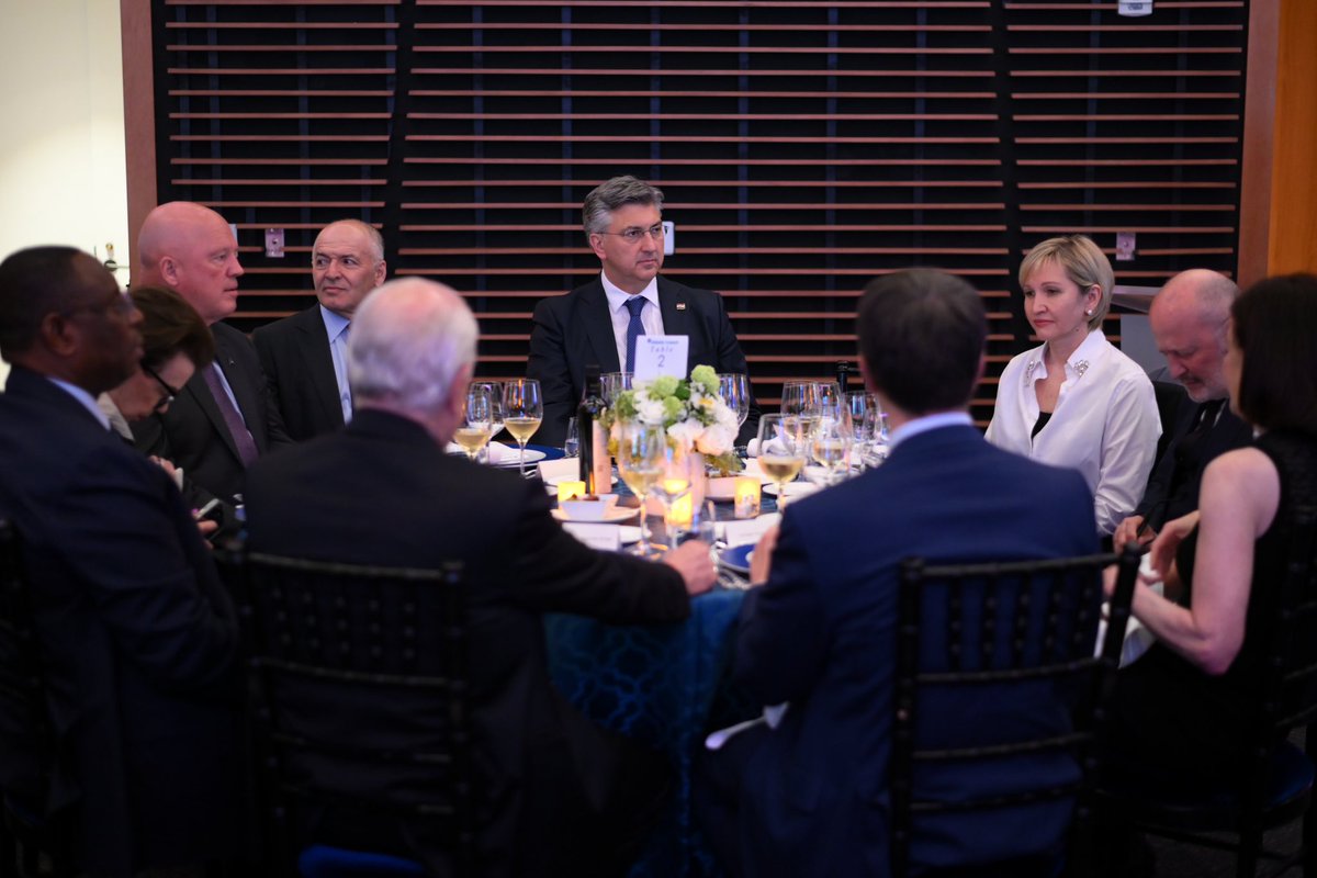 Andrej Plenković (@andrejplenkovic) on Twitter photo Na radnoj večeri <a href="/AtlanticCouncil/">Atlantic Council</a> u Washingtonu istaknuo sam da je u okolnostima brojnih sigurnosnih prijetnji važnije nego ikad jačati transatlantski savez i štititi demokratske vrijednosti. Hrvatska je u 3 desetljeća prošla put od žrtve agresije do članice najuže integracije Na radnoj večeri <a href="/AtlanticCouncil/">Atlantic Council</a> u Washingtonu istaknuo sam da je u okolnostima brojnih sigurnosnih prijetnji važnije nego ikad jačati transatlantski savez i štititi demokratske vrijednosti. Hrvatska je u 3 desetljeća prošla put od žrtve agresije do članice najuže integracije