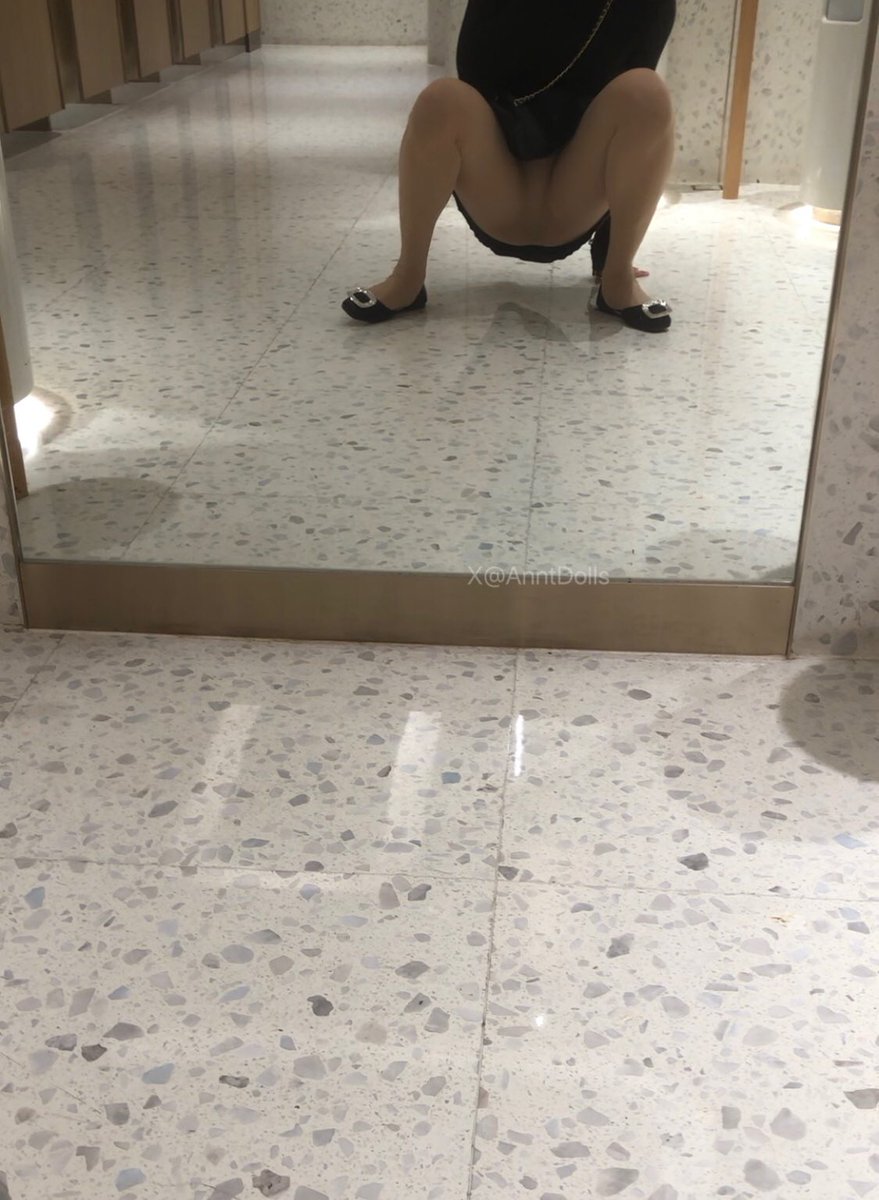 趁没人蹲下拍了。。😔 #社死 #露出 #反差 #复工