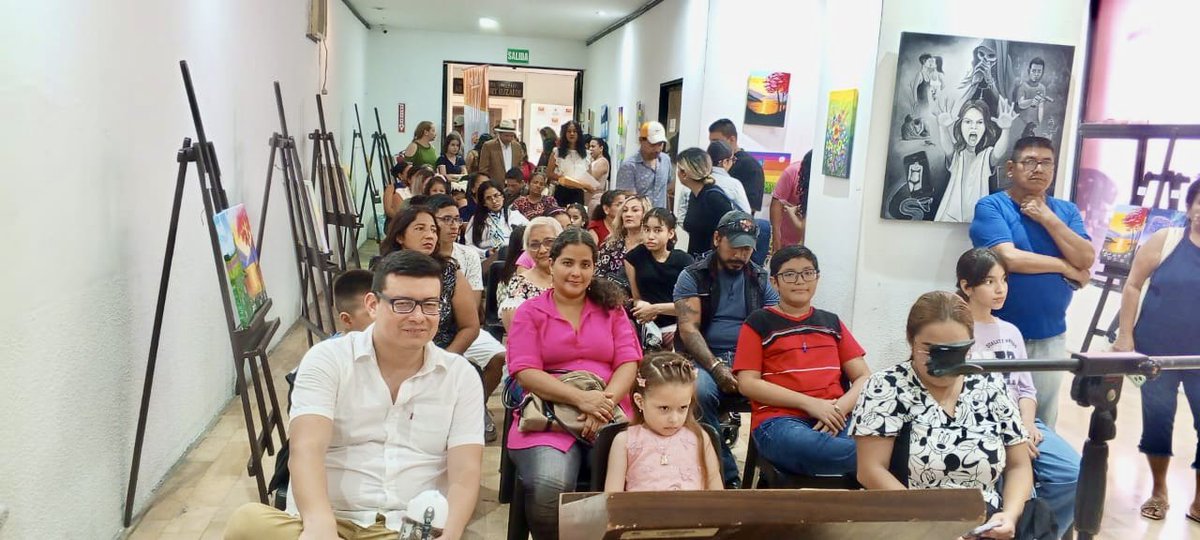 martharizzog's tweet photo. En la clausura y entrega de certificados de los niños/as de la Extensión Durán de la #CCENG, donde se exponen sus trabajos pictóricos en una exposición colectiva, La muestra se mantiene abierta al público no te la pierdas. 
#masqueunanuevacasaunanuevacultura #Guayas  #arte https://t.co/cVLeJBBm6e
