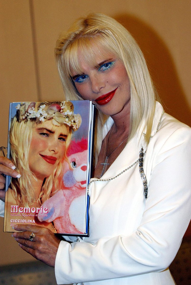 Il mio meraviglioso libro fotografico autobiografico MEMORIE contiene oltre 1000 fotografie bellissime .potete acquistare direttamente da me perché non ho distribuito nei librerie. Naturalmente con il mio autografo speciale .baci <a href="/cicciolina_uff/">Ilona Staller</a>