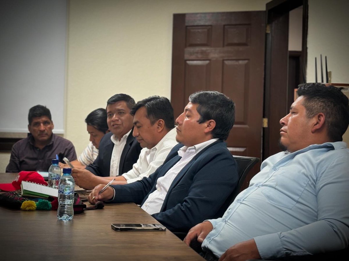 josecsagt's tweet photo. En una reunión de trabajo junto al diputado @luisvengt y la diputada @villlaltaolga escuchamos a representantes de cooperativas que buscan fortalecer su trabajo, alianzas y competitividad.  🤝

Seguimos 😎🌱 

#Guatemala #Cooperativas #economía #diputadodeverdad #numero23 https://t.co/WGcnHDI3UO