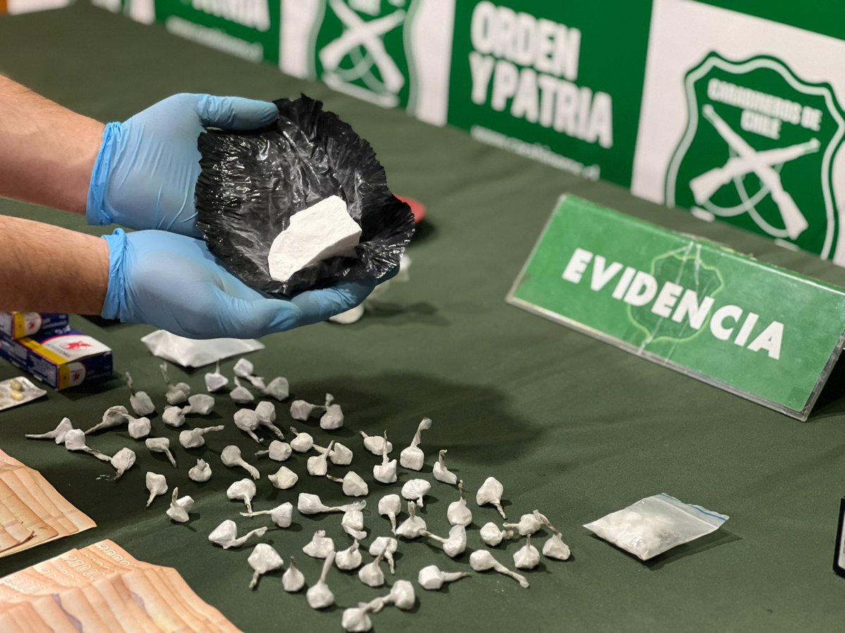 CarabMagallanes's tweet image. Tras una serie de diligencias investigativas que iniciaron con la detención de un sujeto por parte de la sección #Centauro de #PuntaArenas que mantenía orden vigente por abuso sexual, la sección #OS7 hizo ingreso al domicilio del imputado, incautado las siguientes sustancias: 👇