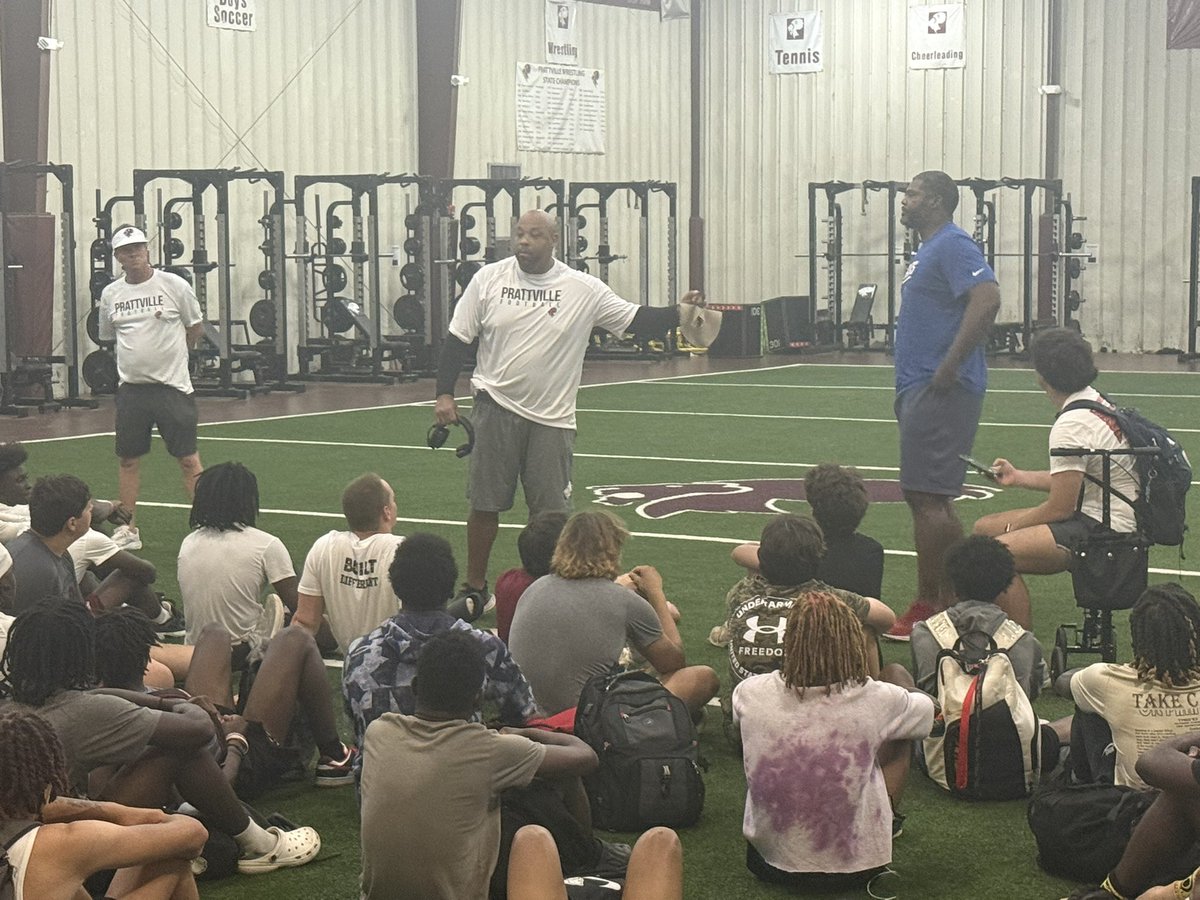 CoachMarlonBush's tweet image. @PrattvilleFB was blessed to have my former teammate and Brother, Otis Leverette from @MDFNATION speak life into our team! Excellent message! “PROCESS over product”! Continue to inspire GREATNESS! @bobbycarr11