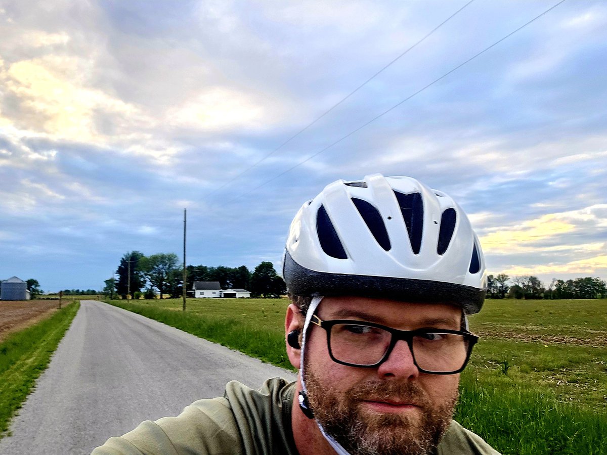I didn't have a whole lot of time this evening so I squeezed in a short ride. Combining this ride with a little strength training after. 

#notjustcardio
#gravelride
#bareperformancenutrition